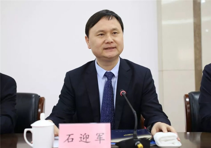 市委副书记,市长石迎军主持签约仪式